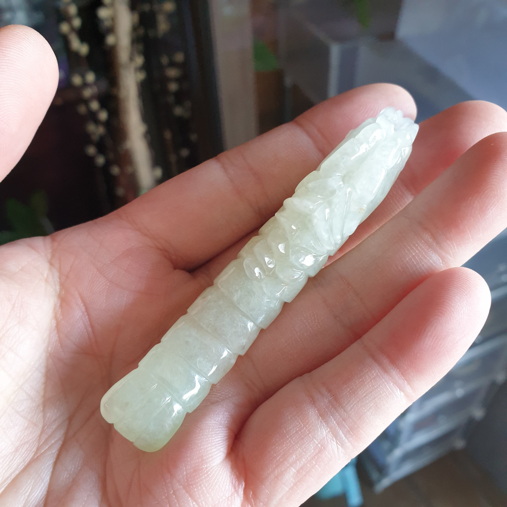 天然緬甸玉A貨-R2023-灑金蝦墜子 長84mm寬22.6mm厚14.2mm 主體為淡綠色，雕刻得乾淨利索，又細膩到位-細節圖3