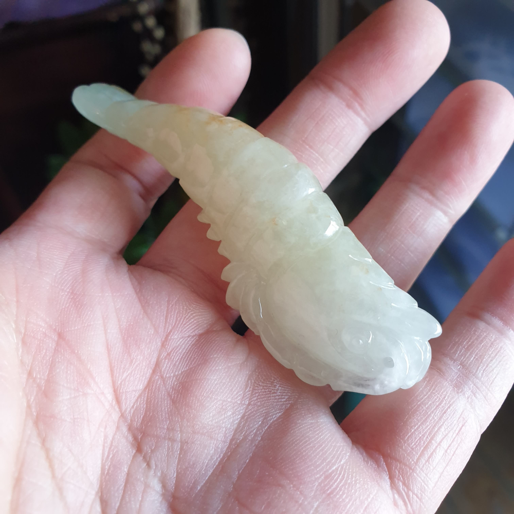 天然緬甸玉A貨-R2023-灑金蝦墜子 長84mm寬22.6mm厚14.2mm 主體為淡綠色，雕刻得乾淨利索，又細膩到位-細節圖5