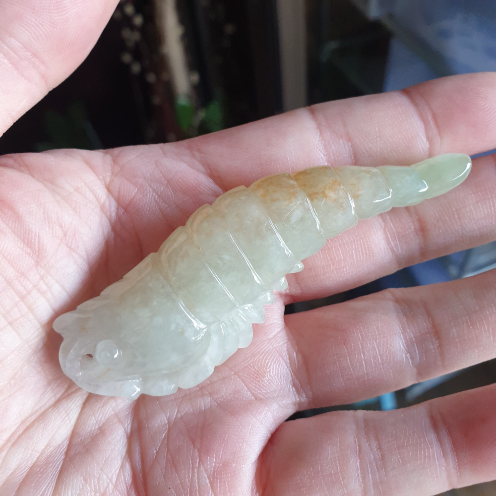 天然緬甸玉A貨-R2023-灑金蝦墜子 長84mm寬22.6mm厚14.2mm 主體為淡綠色，雕刻得乾淨利索，又細膩到位-細節圖6
