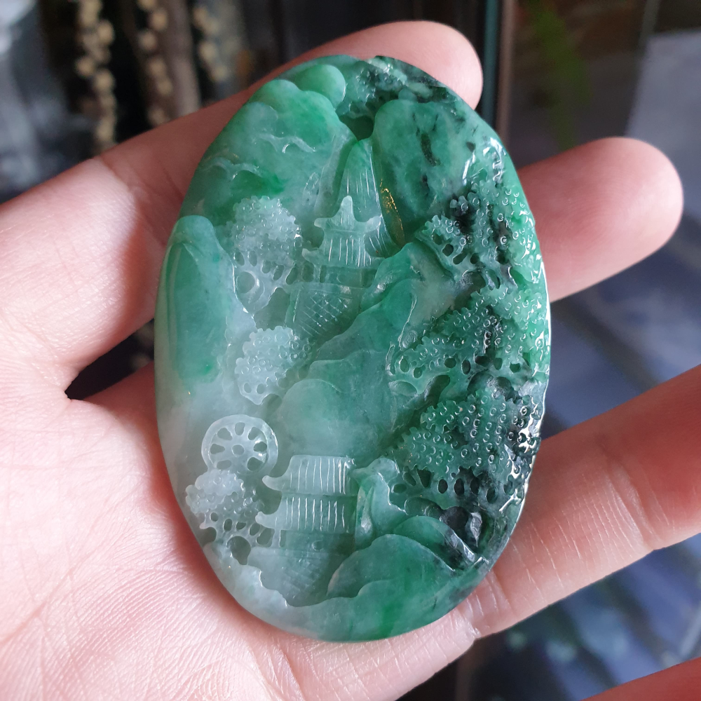 天然緬甸玉A貨-R2025-細糯綠花青山水貴人墜子 長64mm寬42.7mm厚6.4mm 雕工立體，顏色較深綠色濃郁，非-細節圖2