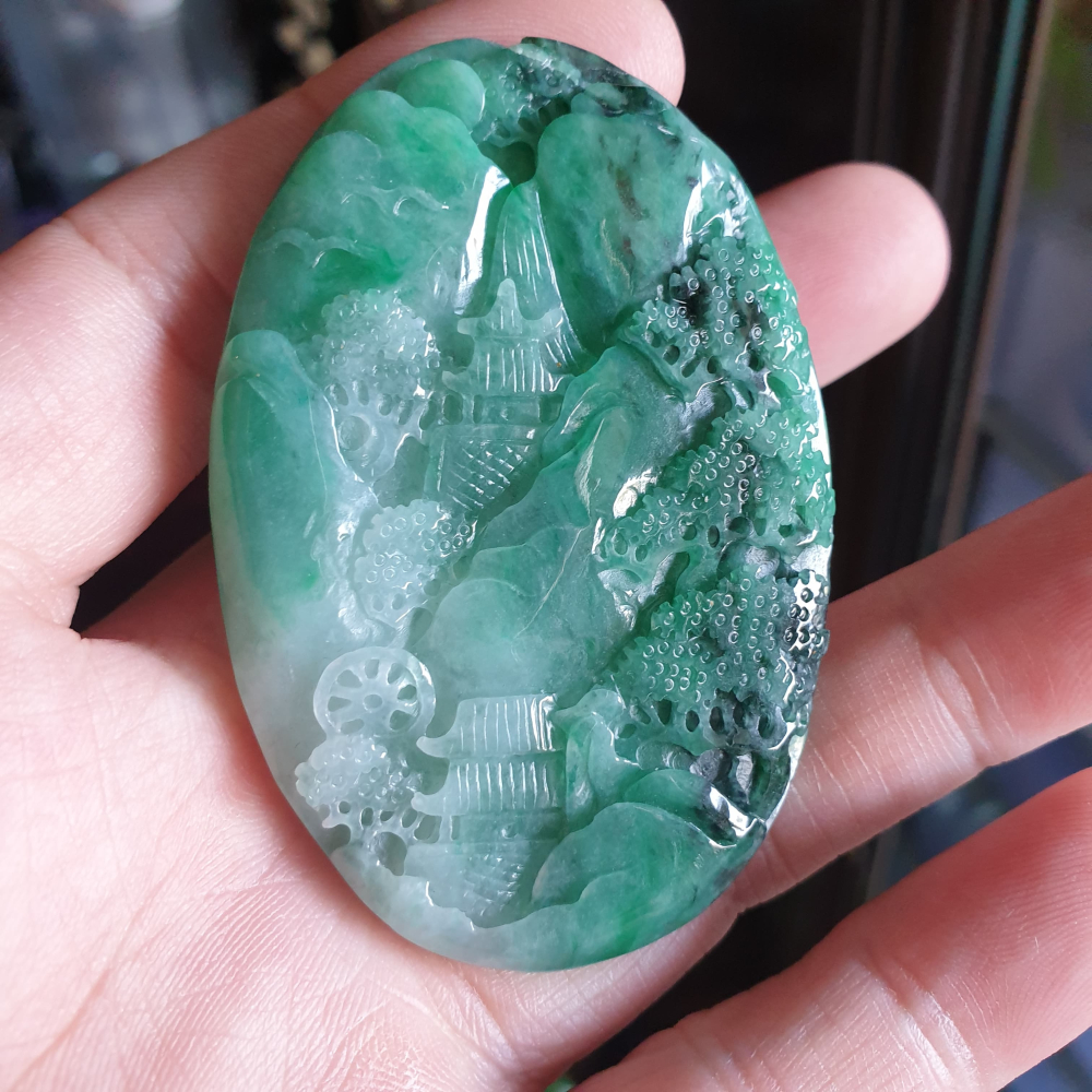 天然緬甸玉A貨-R2025-細糯綠花青山水貴人墜子 長64mm寬42.7mm厚6.4mm 雕工立體，顏色較深綠色濃郁，非-細節圖4