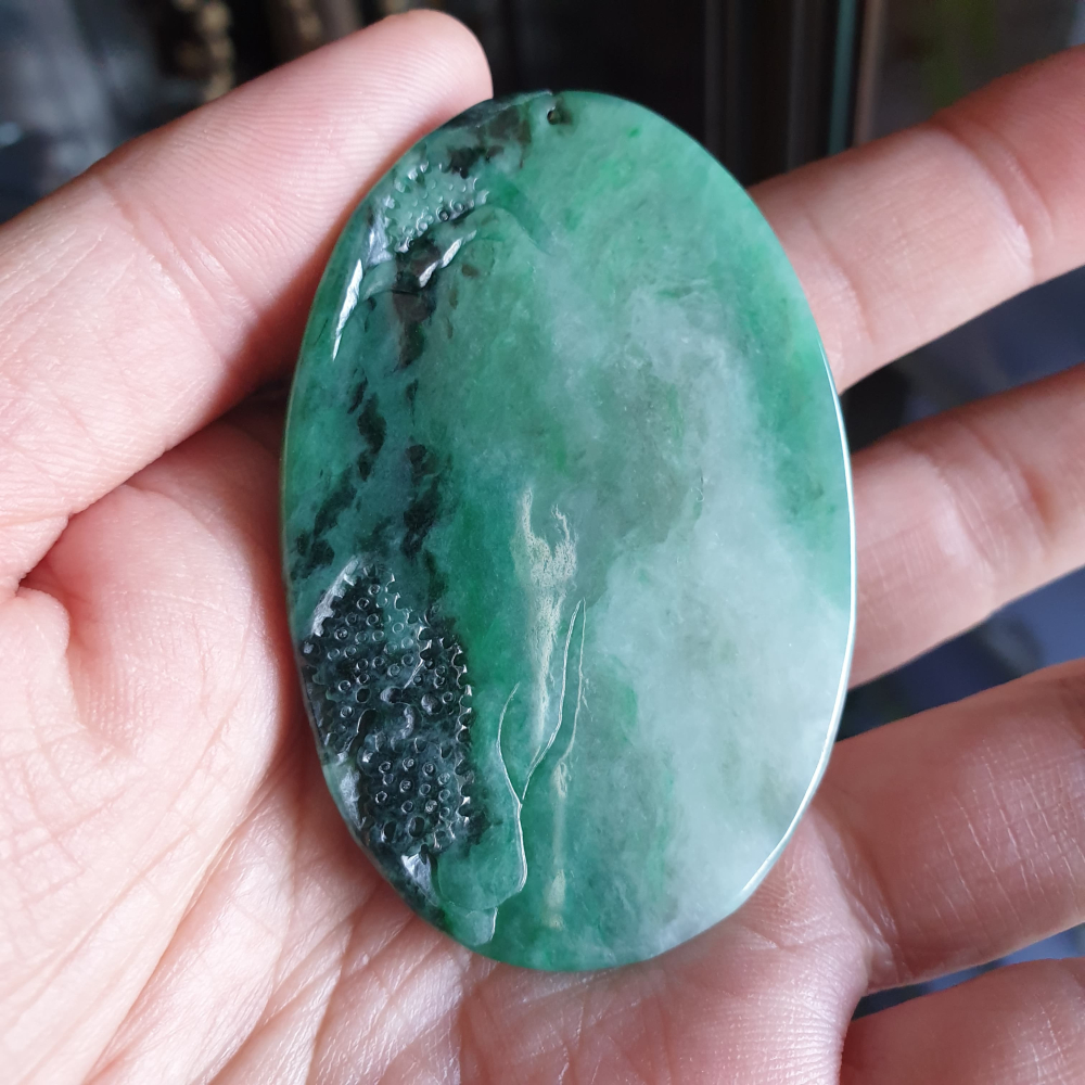 天然緬甸玉A貨-R2025-細糯綠花青山水貴人墜子 長64mm寬42.7mm厚6.4mm 雕工立體，顏色較深綠色濃郁，非-細節圖5