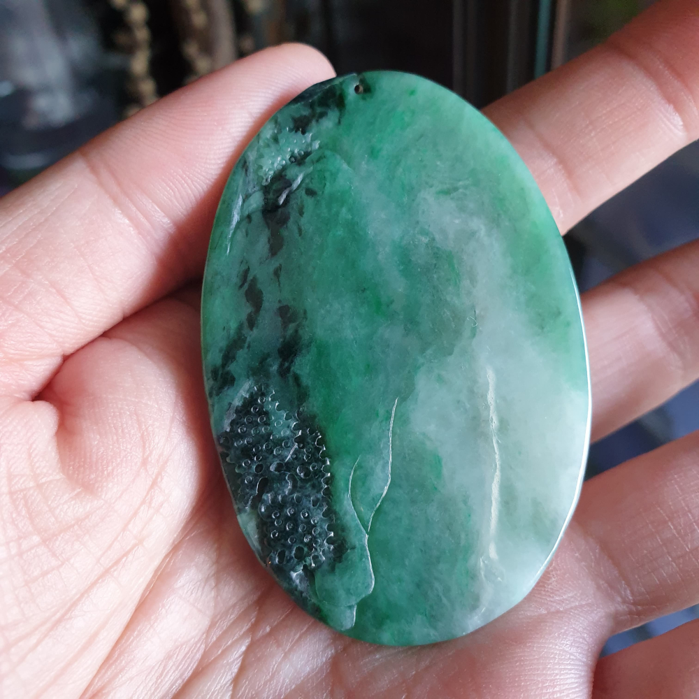 天然緬甸玉A貨-R2025-細糯綠花青山水貴人墜子 長64mm寬42.7mm厚6.4mm 雕工立體，顏色較深綠色濃郁，非-細節圖6