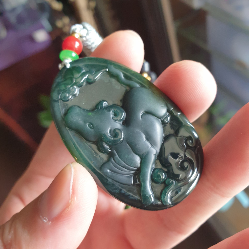 逸品軒~天然翡翠A貨-R2053-瓜料冰細糯藍水牛墜子(附陸證) 長52mm寬33.3mm厚5.8mm 牛磨砂雕刻。 牛-細節圖2