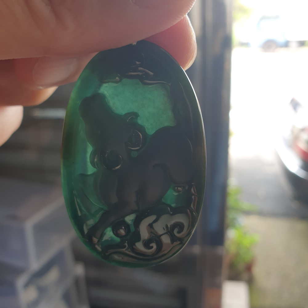 逸品軒~天然翡翠A貨-R2053-瓜料冰細糯藍水牛墜子(附陸證) 長52mm寬33.3mm厚5.8mm 牛磨砂雕刻。 牛-細節圖7