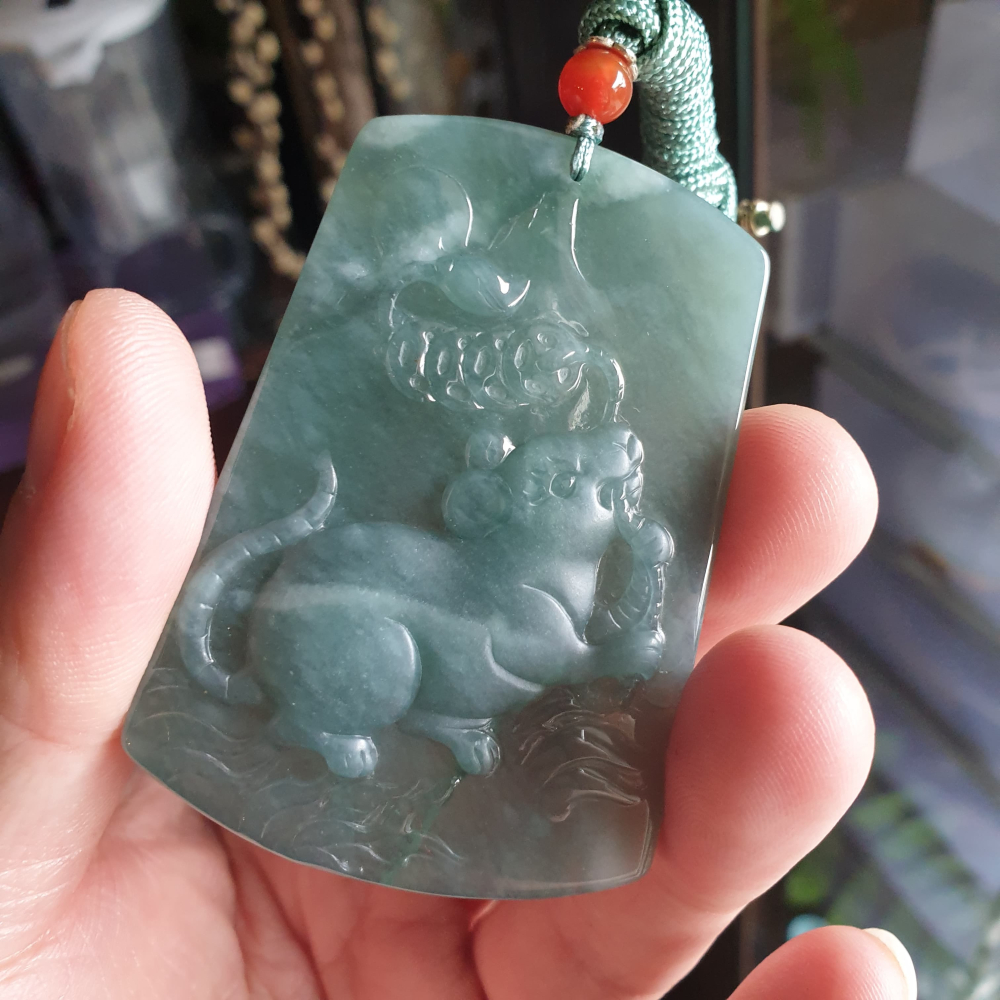 逸品軒~天然翡翠玉A貨-R2054-瓜料冰糯錢鼠墜子/小擺件 長65.5mm寬42.6mm厚5.7mm 雕刻精細，錢鼠叼-細節圖2