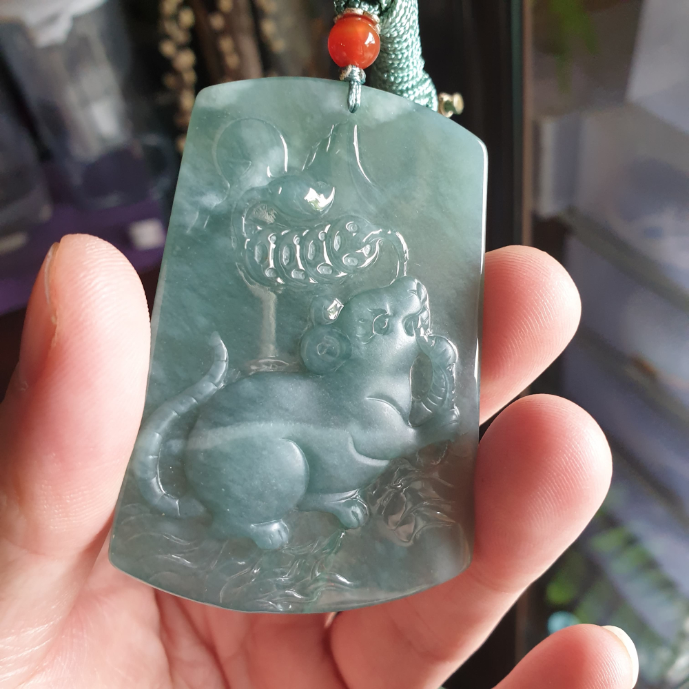 逸品軒~天然翡翠玉A貨-R2054-瓜料冰糯錢鼠墜子/小擺件 長65.5mm寬42.6mm厚5.7mm 雕刻精細，錢鼠叼-細節圖3