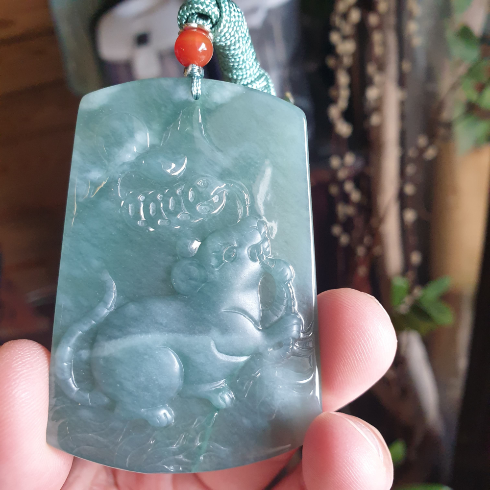 逸品軒~天然翡翠玉A貨-R2054-瓜料冰糯錢鼠墜子/小擺件 長65.5mm寬42.6mm厚5.7mm 雕刻精細，錢鼠叼-細節圖5