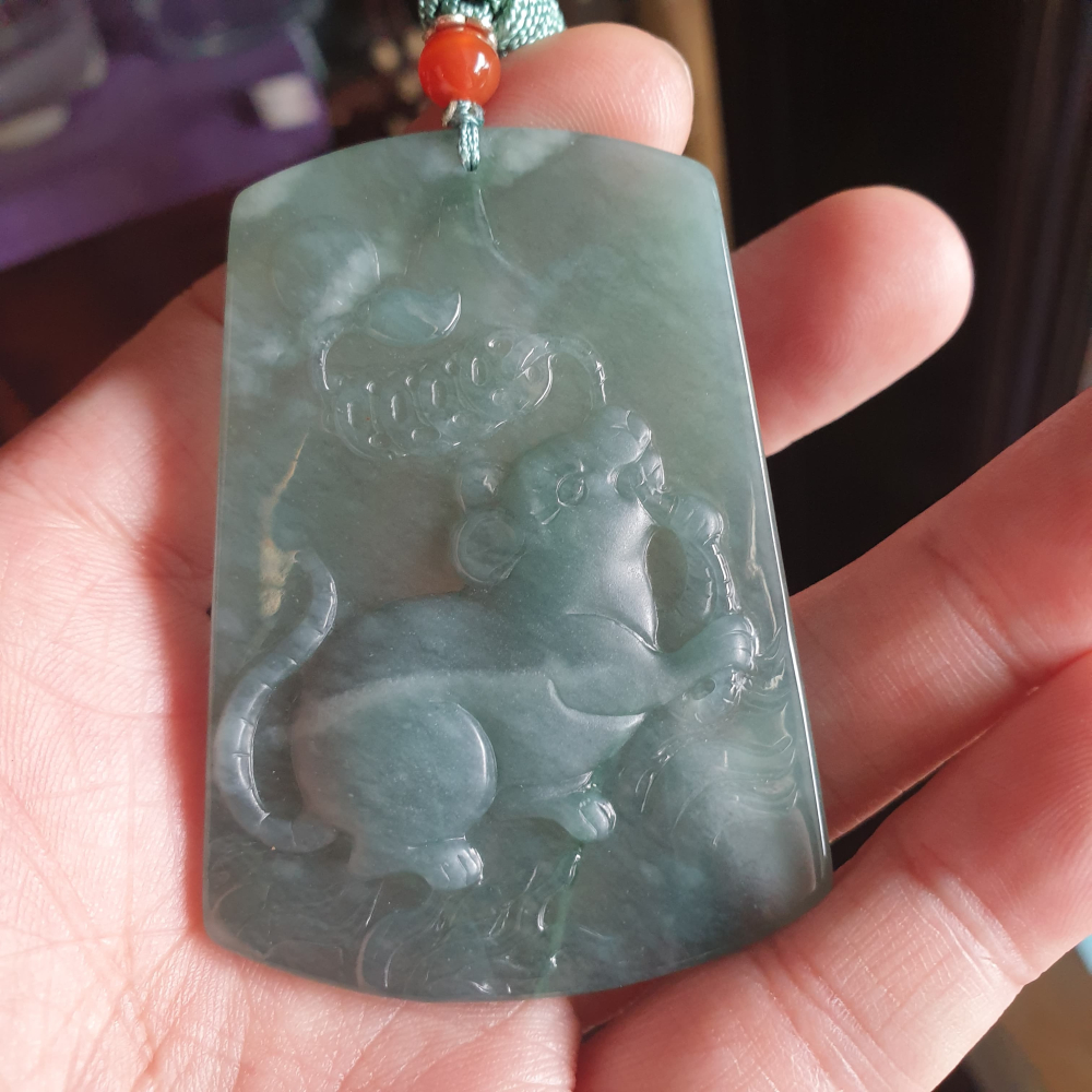 逸品軒~天然翡翠玉A貨-R2054-瓜料冰糯錢鼠墜子/小擺件 長65.5mm寬42.6mm厚5.7mm 雕刻精細，錢鼠叼-細節圖7