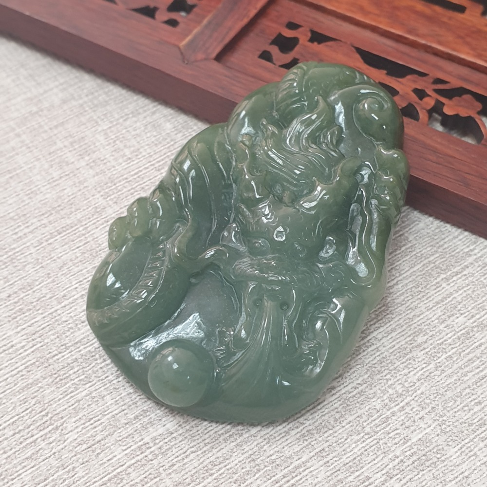 逸品軒～天然緬甸玉A貨-Z6197-油青龍牌墜子  長58.8mm寬38mm厚9.9mm  💰優惠價1800元-細節圖3