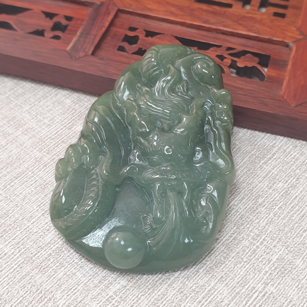 逸品軒～天然緬甸玉A貨-Z6197-油青龍牌墜子  長58.8mm寬38mm厚9.9mm  💰優惠價1800元-細節圖4