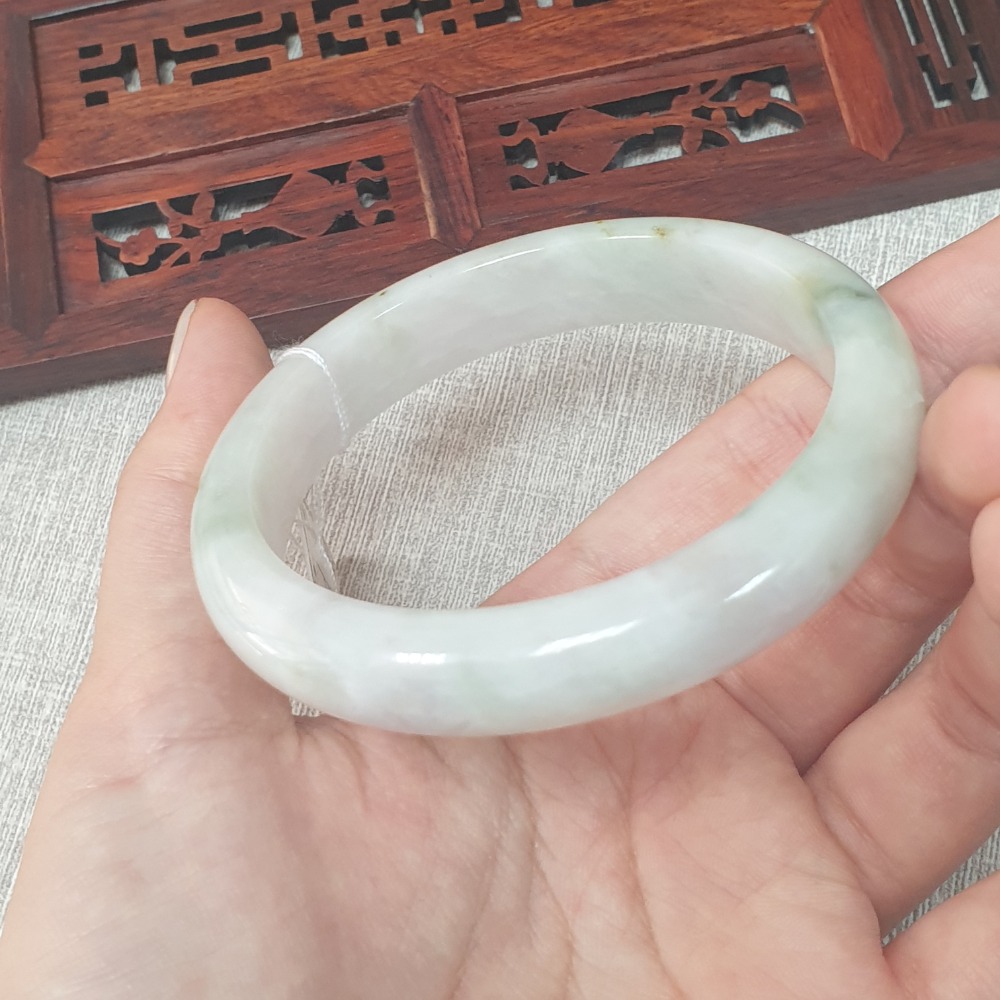 逸品軒~天然緬甸玉A貨-B1197-飄花玉鐲  寬12.1mm厚7.5mm內徑59.7mm約19圍  • 有長紋無摳-細節圖2