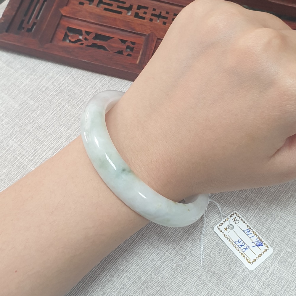 逸品軒~天然緬甸玉A貨-B1197-飄花玉鐲  寬12.1mm厚7.5mm內徑59.7mm約19圍  • 有長紋無摳-細節圖3