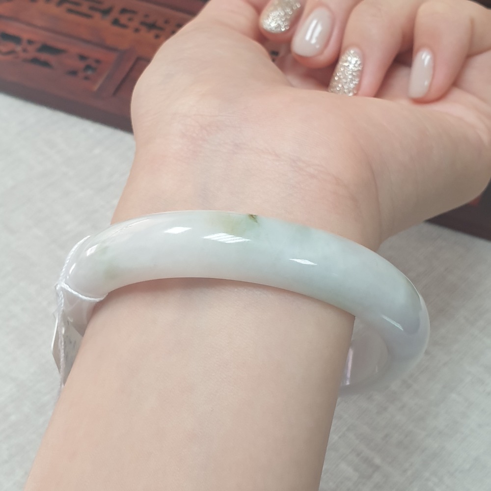 逸品軒~天然緬甸玉A貨-B1197-飄花玉鐲  寬12.1mm厚7.5mm內徑59.7mm約19圍  • 有長紋無摳-細節圖4