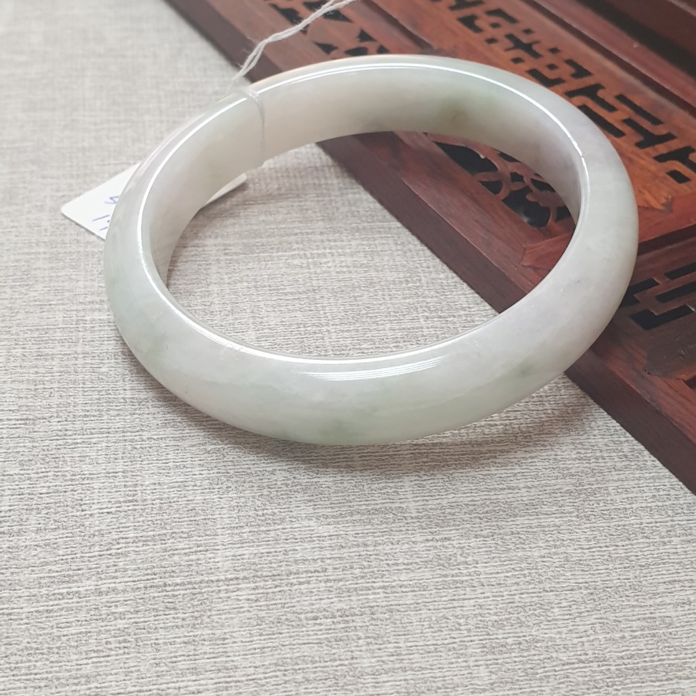 逸品軒~天然緬甸玉A貨-B1197-飄花玉鐲  寬12.1mm厚7.5mm內徑59.7mm約19圍  • 有長紋無摳-細節圖5
