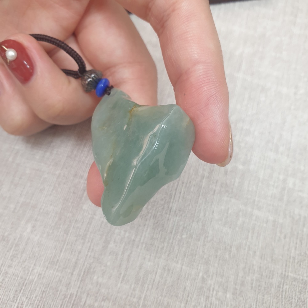 逸品軒～天然緬甸玉A貨-Z6208-隨形墜子 長29.7mm寬30.7mm厚12.7mm 💰特價888元-細節圖2