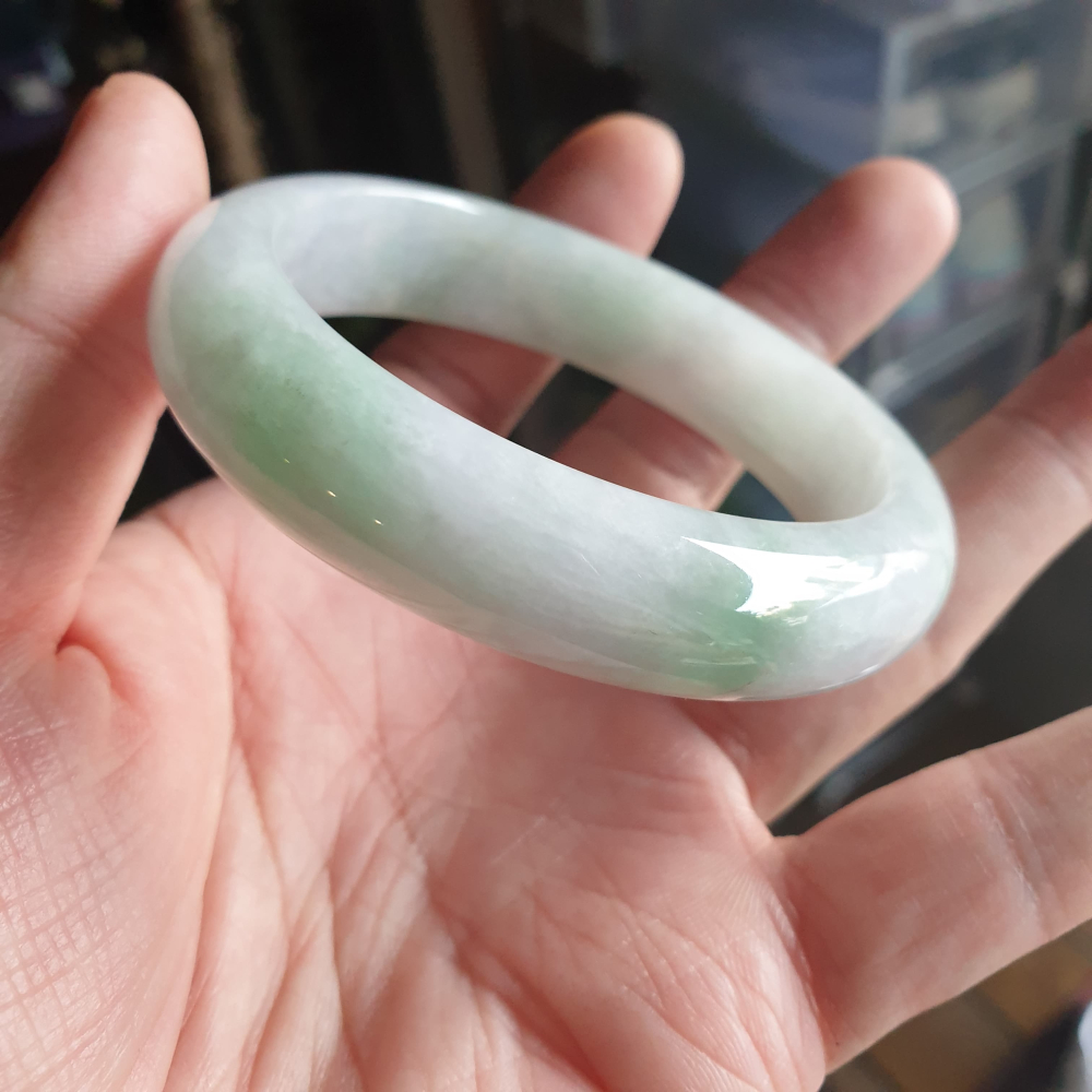 逸品軒~天然緬甸玉A貨-Y705-飄花玉鐲 寬14.3mm厚9mm內徑58.6mm18.6圍 有不明顯細紋無摳。水頭好。-細節圖2