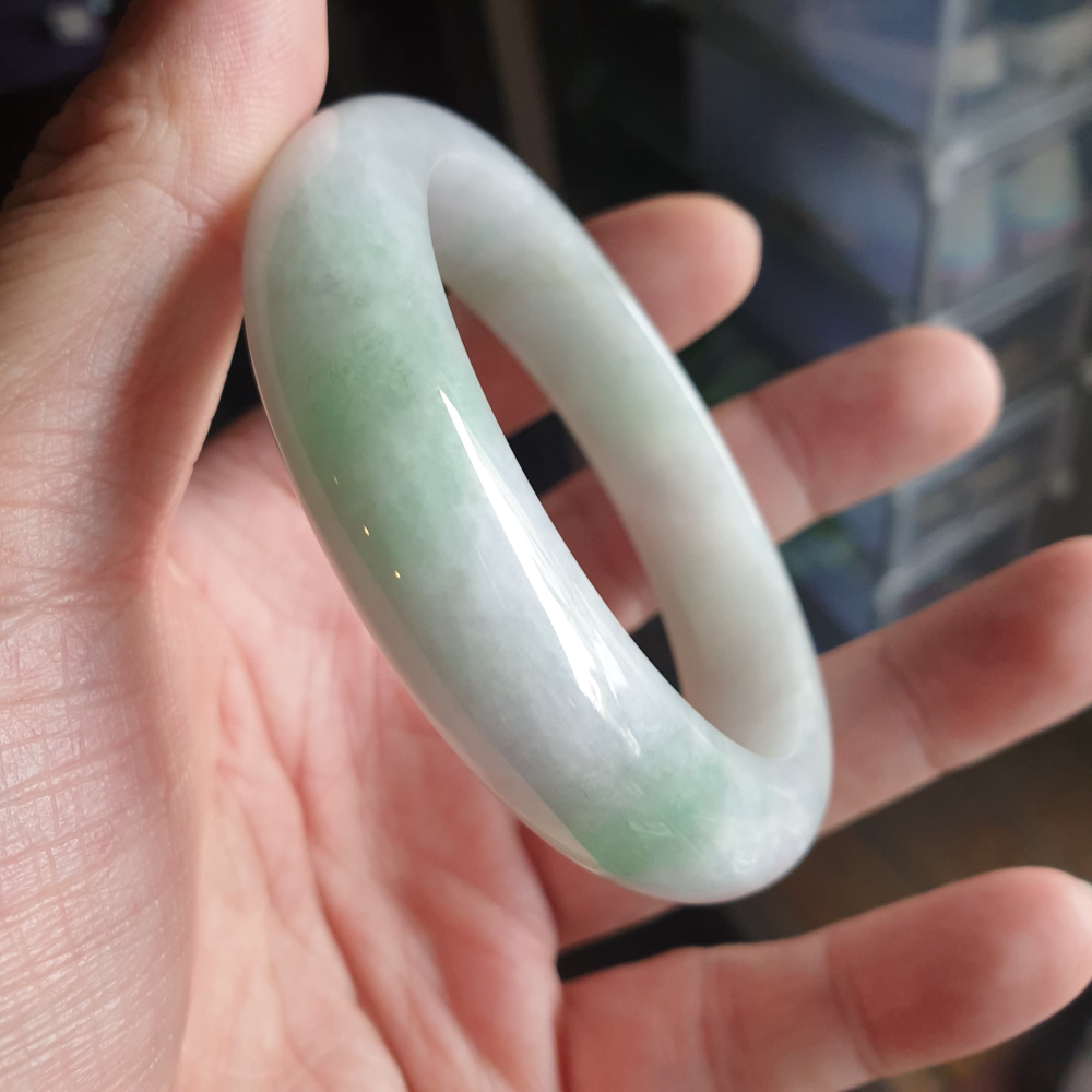 逸品軒~天然緬甸玉A貨-Y705-飄花玉鐲 寬14.3mm厚9mm內徑58.6mm18.6圍 有不明顯細紋無摳。水頭好。-細節圖3
