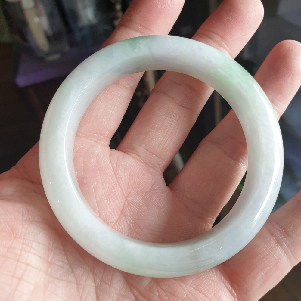 逸品軒~天然緬甸玉A貨-Y705-飄花玉鐲 寬14.3mm厚9mm內徑58.6mm18.6圍 有不明顯細紋無摳。水頭好。-細節圖7