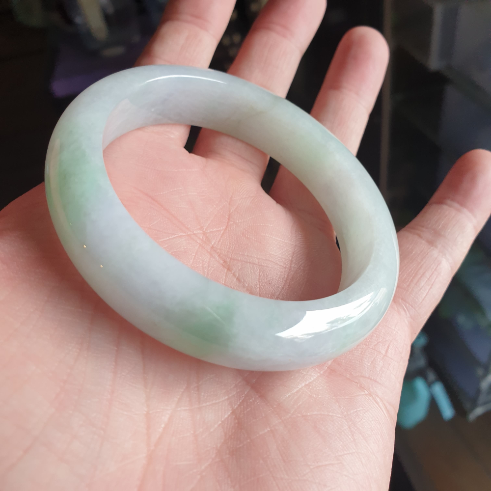 逸品軒~天然緬甸玉A貨-Y705-飄花玉鐲 寬14.3mm厚9mm內徑58.6mm18.6圍 有不明顯細紋無摳。水頭好。-細節圖8