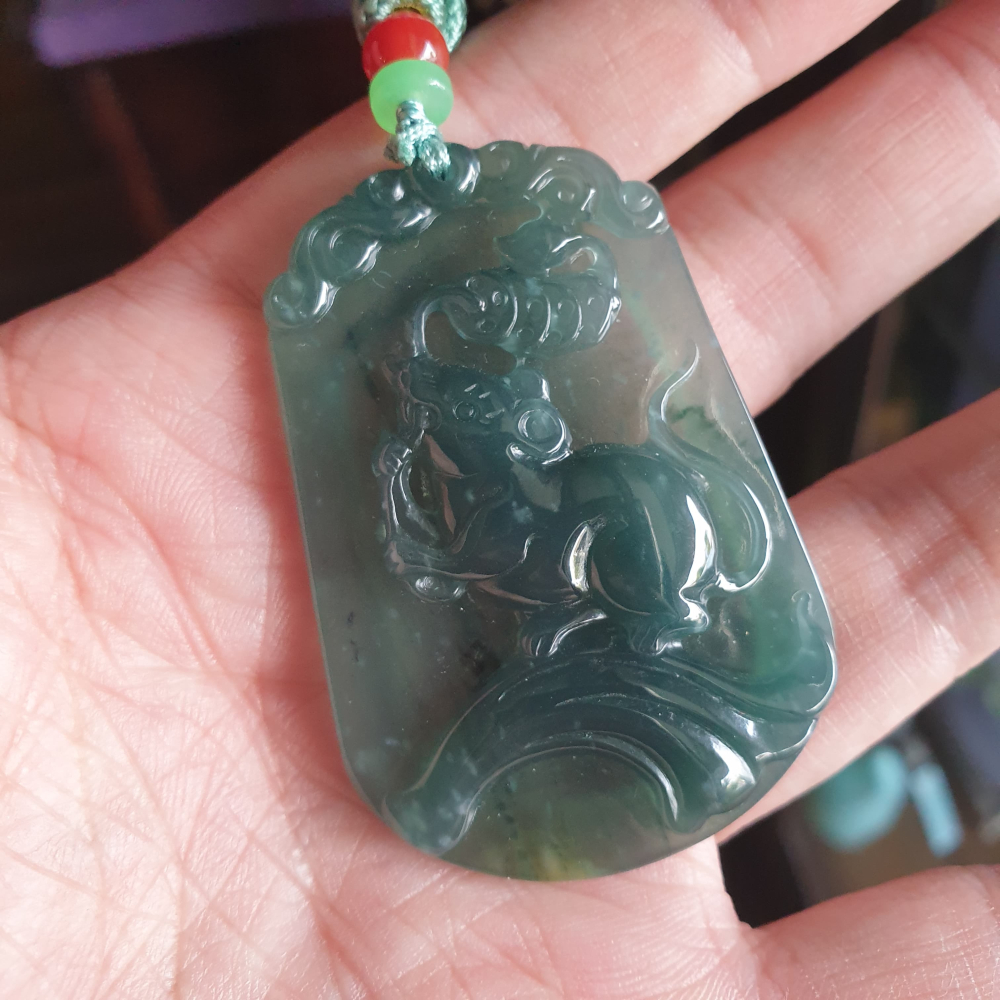 逸品軒~天然翡翠玉A貨-R2062-瓜料冰種錢鼠墜子 長54.1mm寬36.9mm厚6.6mm 雕刻精細，錢鼠叼錢幣，超-細節圖2