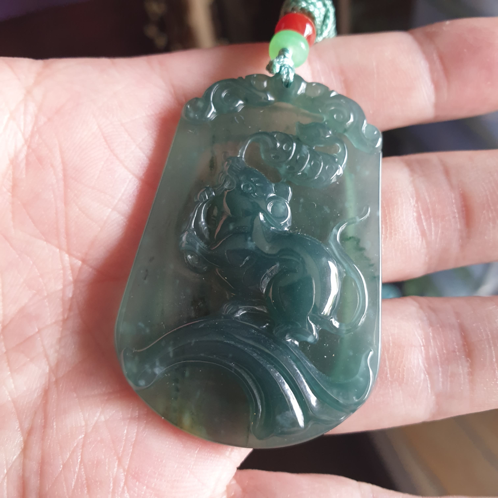逸品軒~天然翡翠玉A貨-R2062-瓜料冰種錢鼠墜子 長54.1mm寬36.9mm厚6.6mm 雕刻精細，錢鼠叼錢幣，超-細節圖3