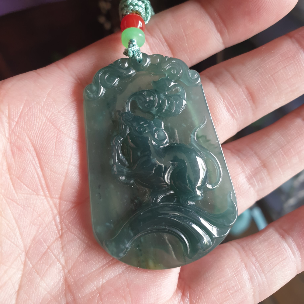 逸品軒~天然翡翠玉A貨-R2062-瓜料冰種錢鼠墜子 長54.1mm寬36.9mm厚6.6mm 雕刻精細，錢鼠叼錢幣，超-細節圖4
