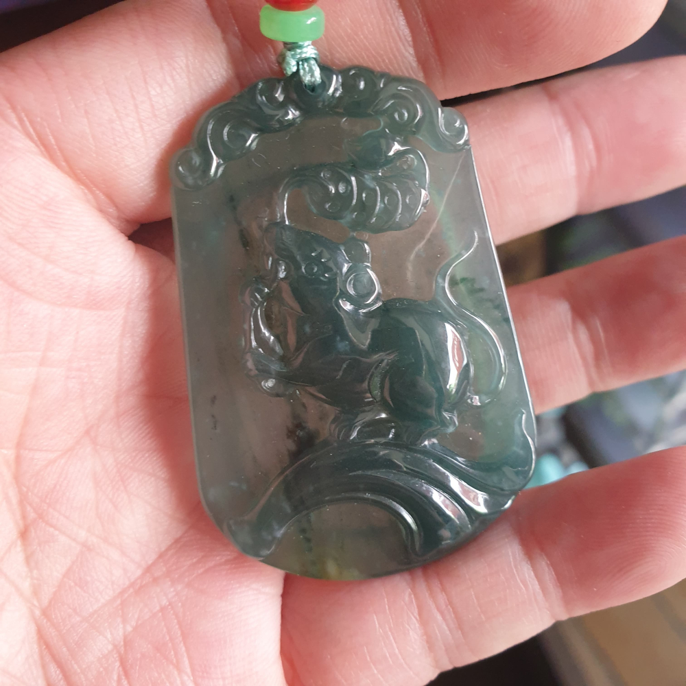 逸品軒~天然翡翠玉A貨-R2062-瓜料冰種錢鼠墜子 長54.1mm寬36.9mm厚6.6mm 雕刻精細，錢鼠叼錢幣，超-細節圖6