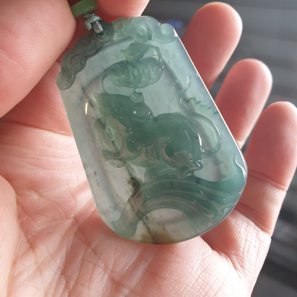 逸品軒~天然翡翠玉A貨-R2062-瓜料冰種錢鼠墜子 長54.1mm寬36.9mm厚6.6mm 雕刻精細，錢鼠叼錢幣，超-細節圖7