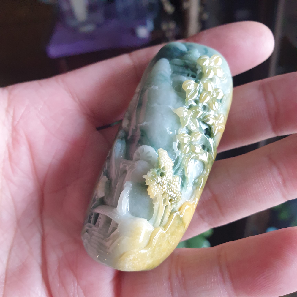 逸品軒~天然緬甸玉A貨-R2063-黃翡飄花山水貴人墜子 長68.6mm寬31.1mm厚16.3mm 顏色濃郁，非常顯眼-細節圖3