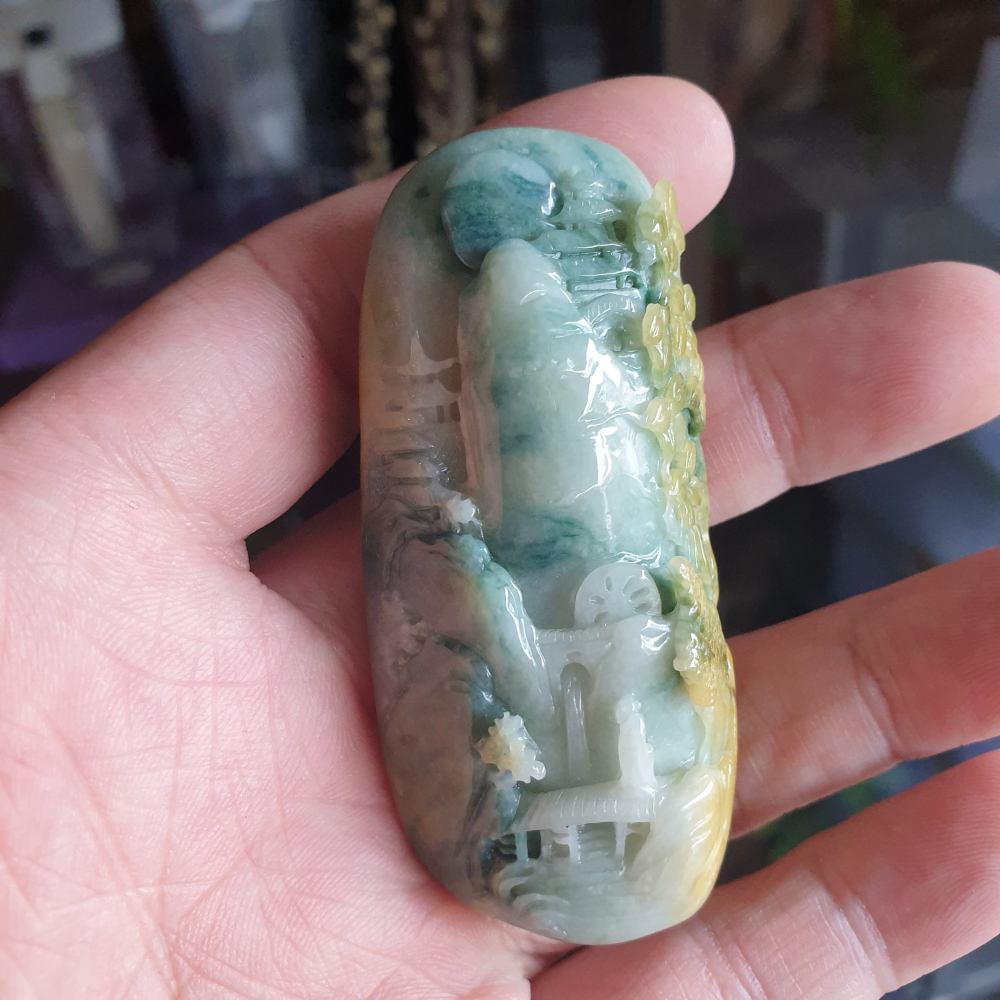 逸品軒~天然緬甸玉A貨-R2063-黃翡飄花山水貴人墜子 長68.6mm寬31.1mm厚16.3mm 顏色濃郁，非常顯眼-細節圖5