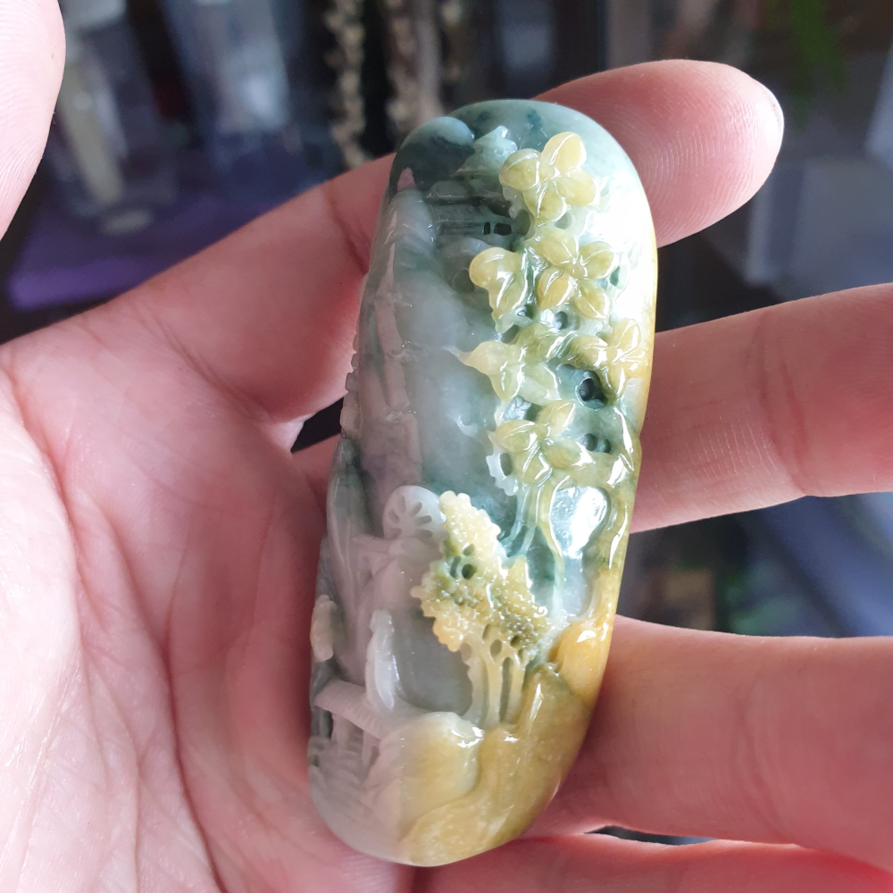 逸品軒~天然緬甸玉A貨-R2063-黃翡飄花山水貴人墜子 長68.6mm寬31.1mm厚16.3mm 顏色濃郁，非常顯眼-細節圖6