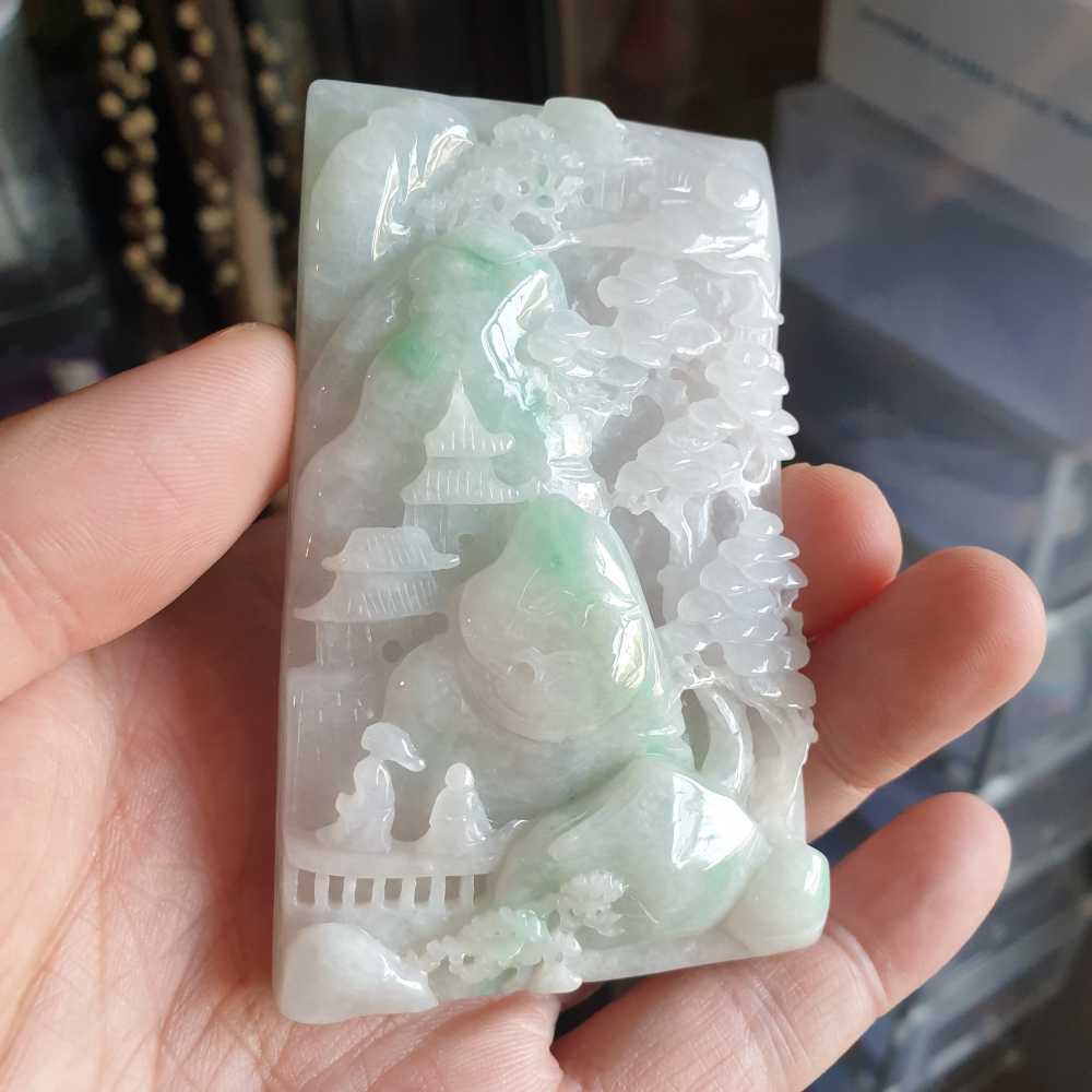 逸品軒~天然緬甸玉A貨-R2071-冰糯白底青山水貴人墜子 長83.7mm寬53.6mm厚9.5mm 水頭好，雕工精細層-細節圖2