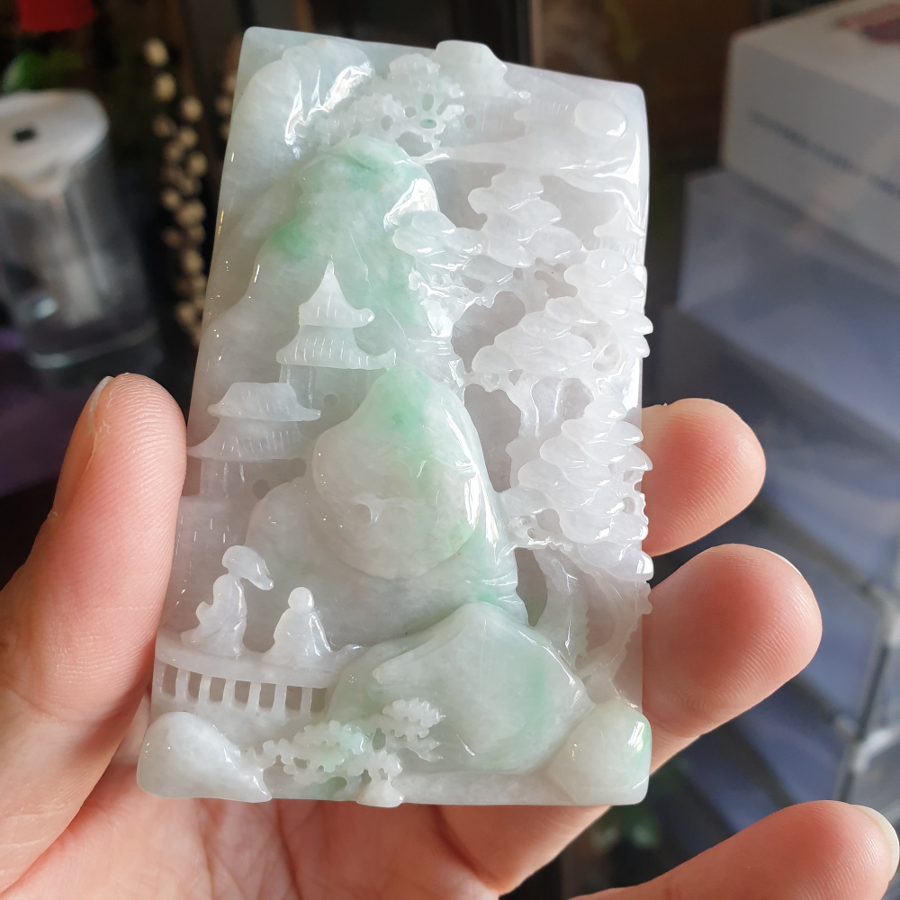 逸品軒~天然緬甸玉A貨-R2071-冰糯白底青山水貴人墜子 長83.7mm寬53.6mm厚9.5mm 水頭好，雕工精細層-細節圖7