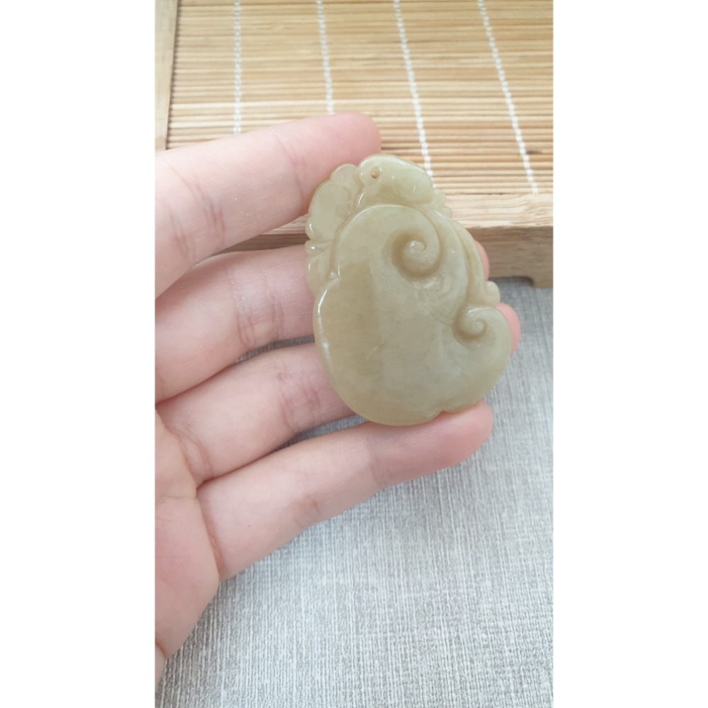 逸品軒～天然緬甸玉A貨-Z6248- 黃翡如意墜子  長44.3mm寬32.7mm厚6.7mm  💰特價888元-細節圖2