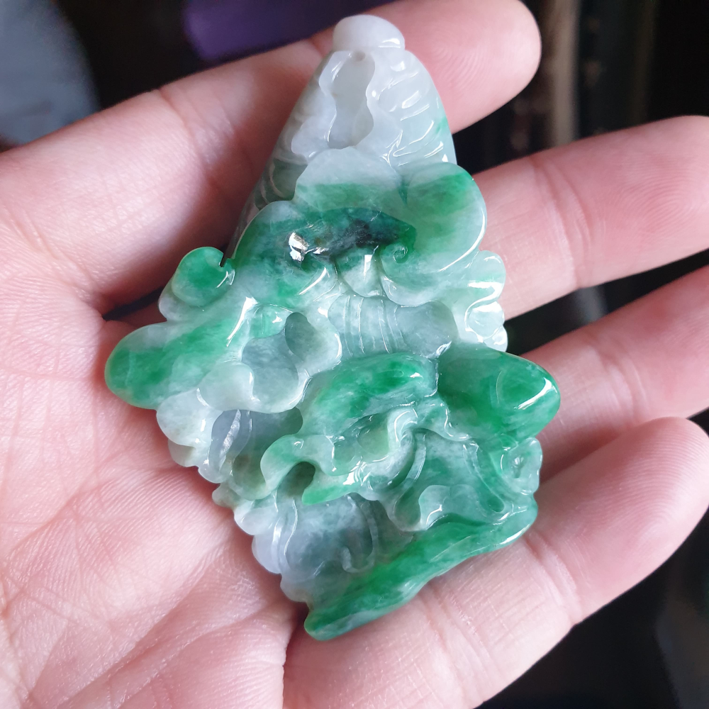 逸品軒～天然緬甸玉A貨-R2105-綠飄花白菜墜子 長66.7mm寬43.5mm厚12.9mm 雕刻精細，顏色濃郁好看-細節圖2