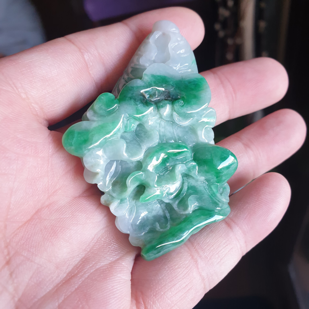 逸品軒～天然緬甸玉A貨-R2105-綠飄花白菜墜子 長66.7mm寬43.5mm厚12.9mm 雕刻精細，顏色濃郁好看-細節圖3