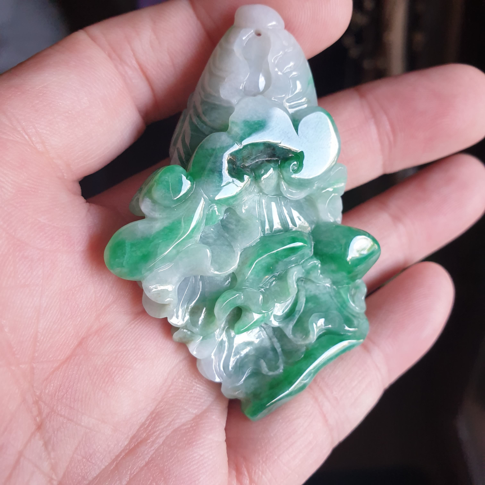 逸品軒～天然緬甸玉A貨-R2105-綠飄花白菜墜子 長66.7mm寬43.5mm厚12.9mm 雕刻精細，顏色濃郁好看-細節圖4