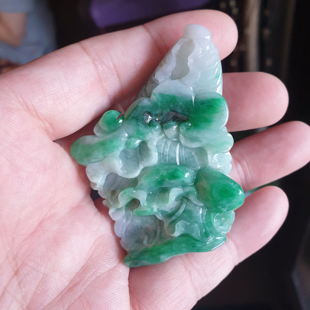 逸品軒～天然緬甸玉A貨-R2105-綠飄花白菜墜子 長66.7mm寬43.5mm厚12.9mm 雕刻精細，顏色濃郁好看-細節圖5