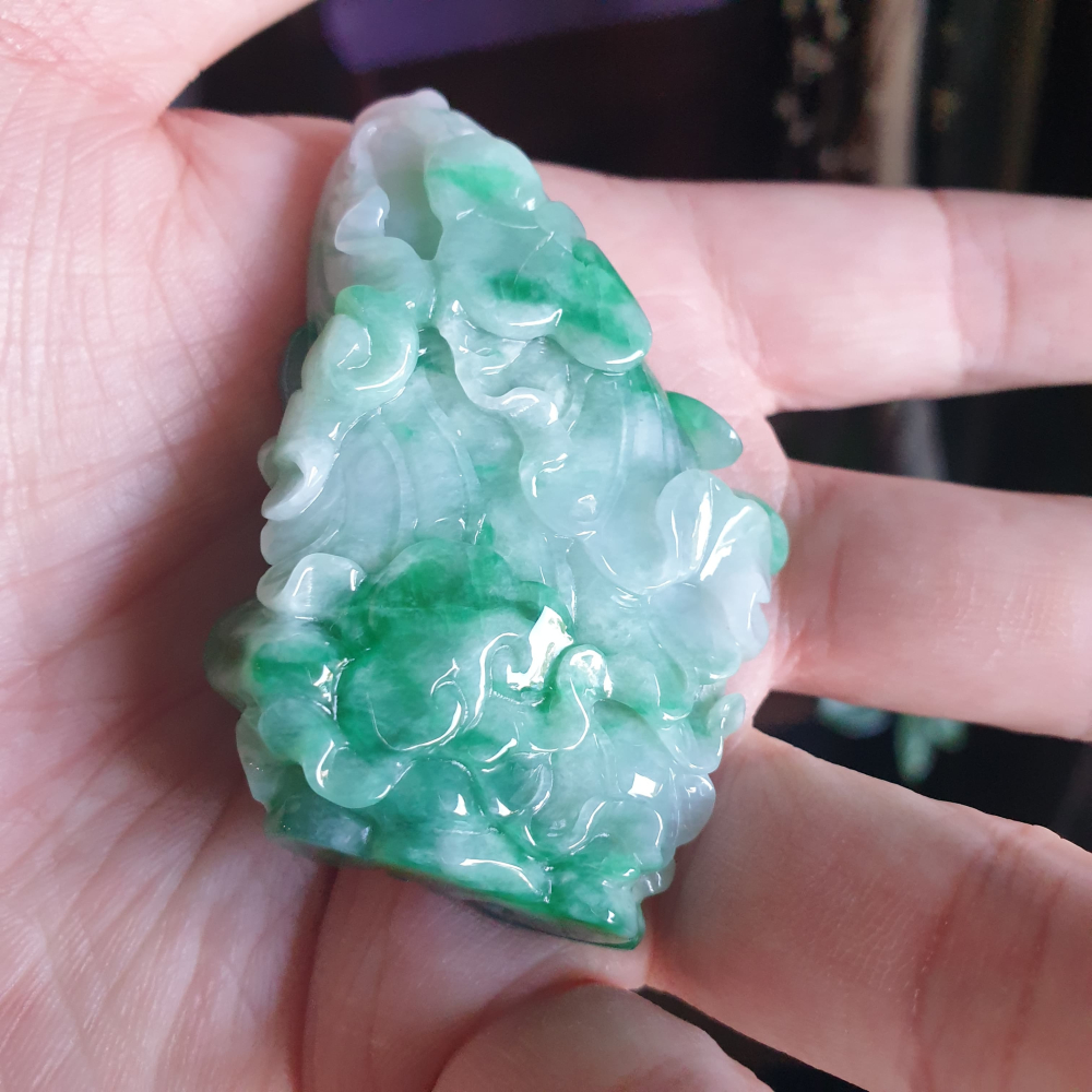 逸品軒～天然緬甸玉A貨-R2105-綠飄花白菜墜子 長66.7mm寬43.5mm厚12.9mm 雕刻精細，顏色濃郁好看-細節圖6