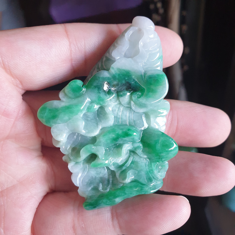 逸品軒～天然緬甸玉A貨-R2105-綠飄花白菜墜子 長66.7mm寬43.5mm厚12.9mm 雕刻精細，顏色濃郁好看-細節圖7