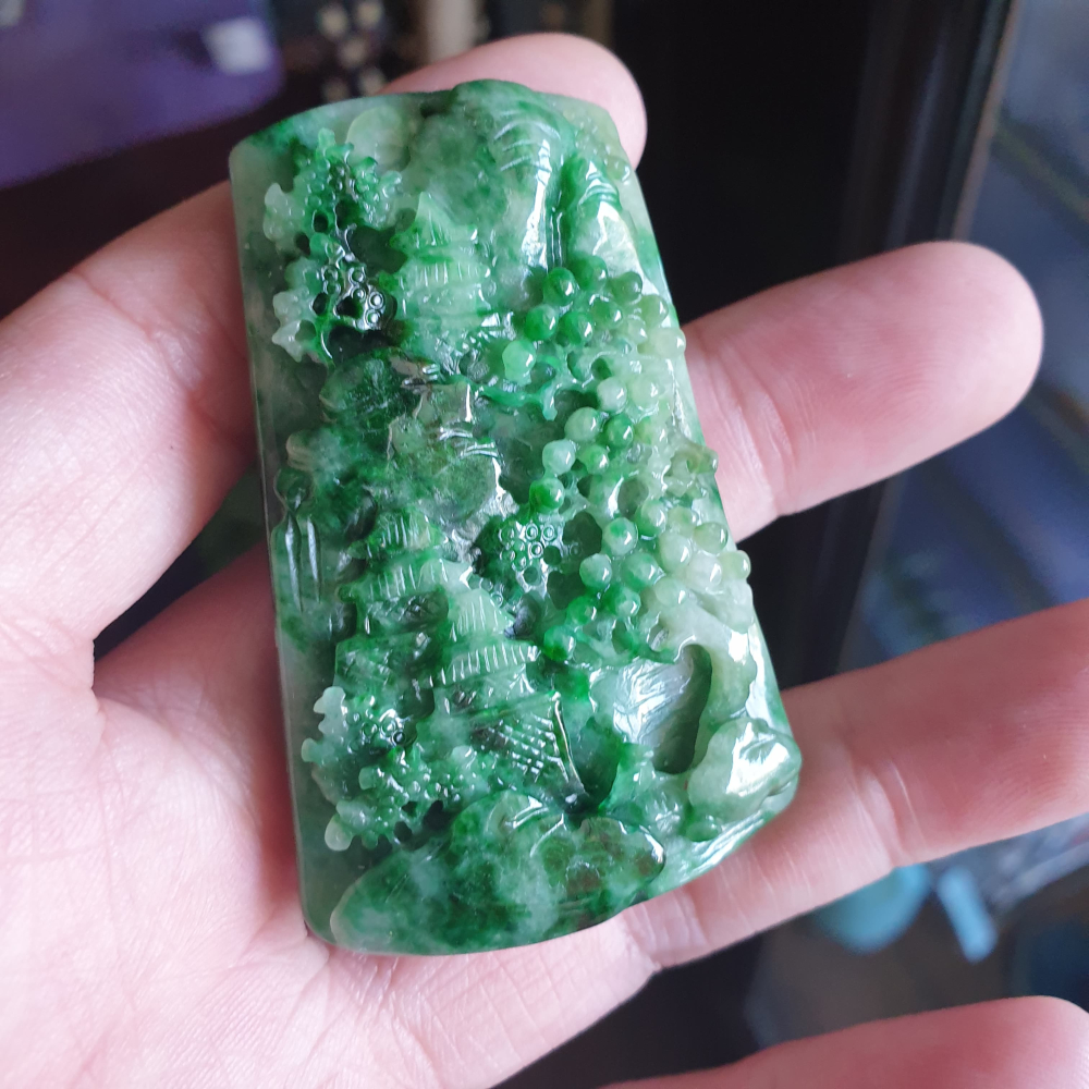 逸品軒~天然緬甸玉A貨-R2107-綠花青山水貴人墜子 長61.2mm寬37.3mm厚9.6mm 雕工立體，顏色較深綠色-細節圖2