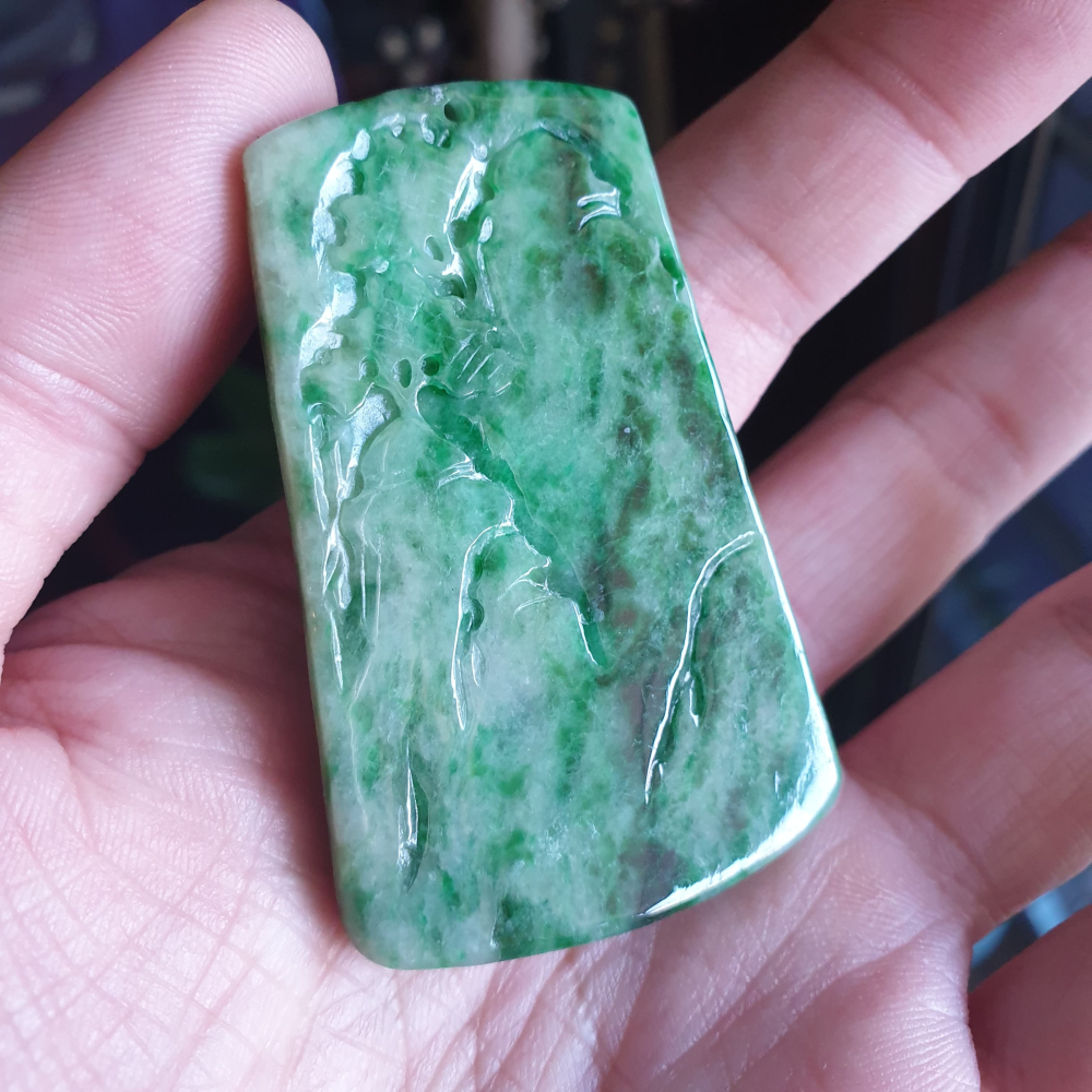 逸品軒~天然緬甸玉A貨-R2107-綠花青山水貴人墜子 長61.2mm寬37.3mm厚9.6mm 雕工立體，顏色較深綠色-細節圖3