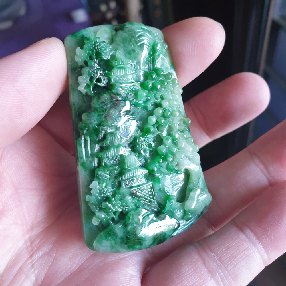 逸品軒~天然緬甸玉A貨-R2107-綠花青山水貴人墜子 長61.2mm寬37.3mm厚9.6mm 雕工立體，顏色較深綠色-細節圖4