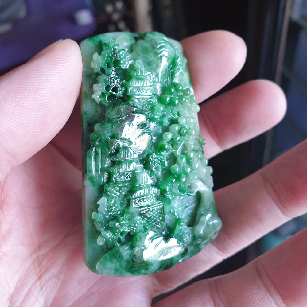 逸品軒~天然緬甸玉A貨-R2107-綠花青山水貴人墜子 長61.2mm寬37.3mm厚9.6mm 雕工立體，顏色較深綠色-細節圖5
