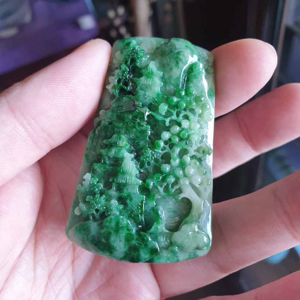 逸品軒~天然緬甸玉A貨-R2107-綠花青山水貴人墜子 長61.2mm寬37.3mm厚9.6mm 雕工立體，顏色較深綠色-細節圖6