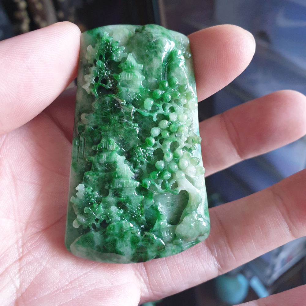 逸品軒~天然緬甸玉A貨-R2107-綠花青山水貴人墜子 長61.2mm寬37.3mm厚9.6mm 雕工立體，顏色較深綠色-細節圖7