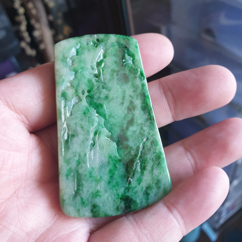 逸品軒~天然緬甸玉A貨-R2107-綠花青山水貴人墜子 長61.2mm寬37.3mm厚9.6mm 雕工立體，顏色較深綠色-細節圖8