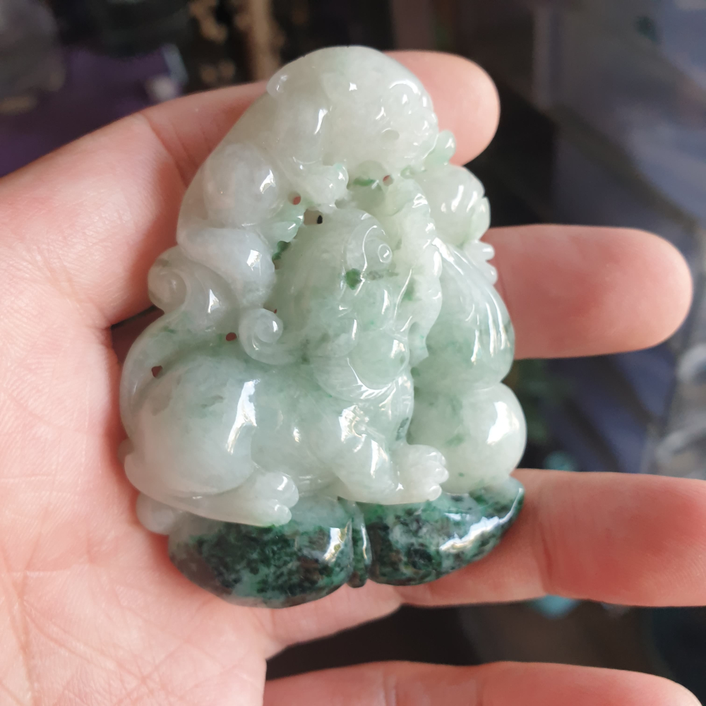 逸品軒~天然緬甸玉A貨-R2109-細糯飄花子母貔貅墜子 長64.7mm寬50mm厚16.2mm 雙面精雕，雕工精細。-細節圖2