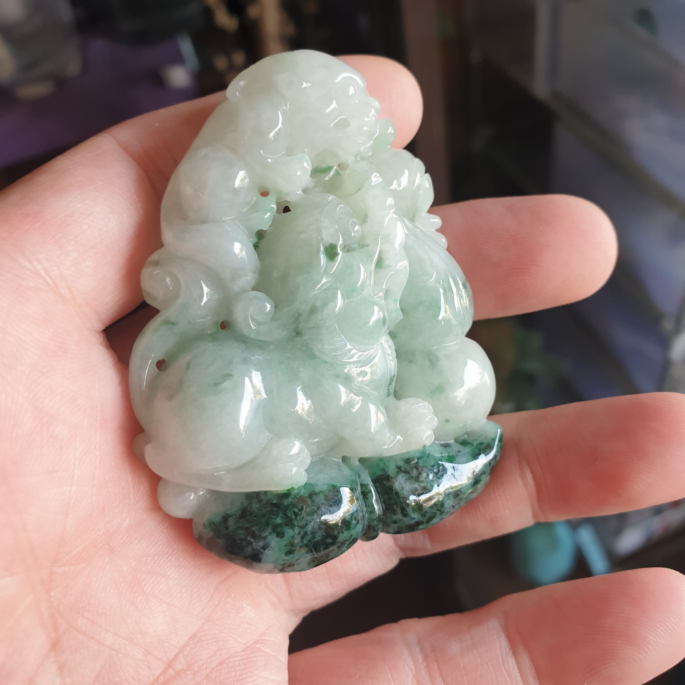 逸品軒~天然緬甸玉A貨-R2109-細糯飄花子母貔貅墜子 長64.7mm寬50mm厚16.2mm 雙面精雕，雕工精細。-細節圖3